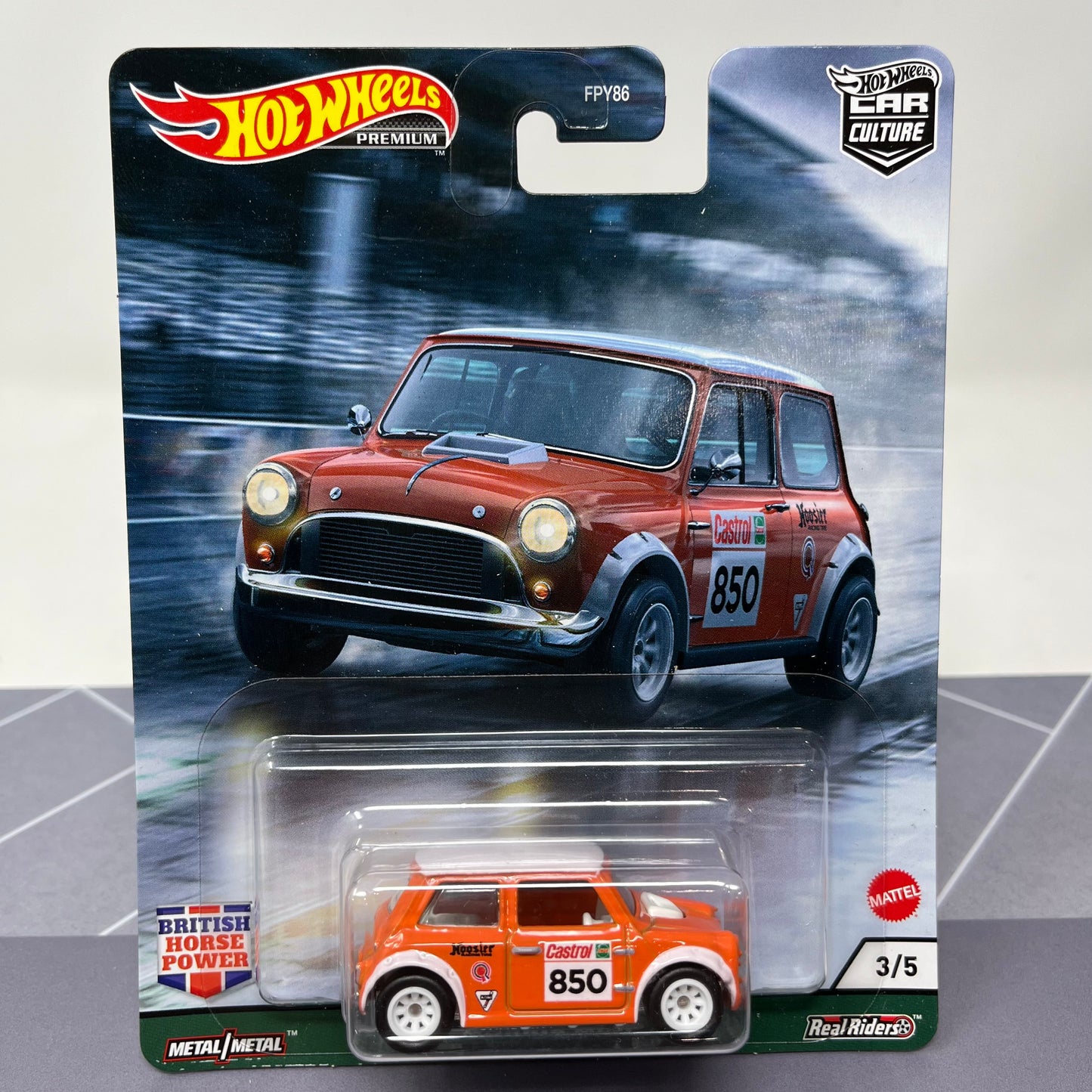 Hot wheels premium morris mini castrol car culture hw real riders